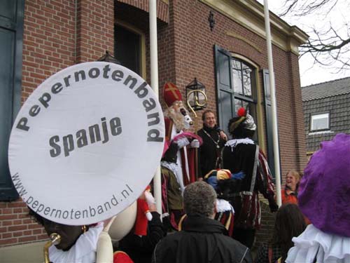 Sinterklaas en de pepernotenband voor het gemeentehuis in Eemnes